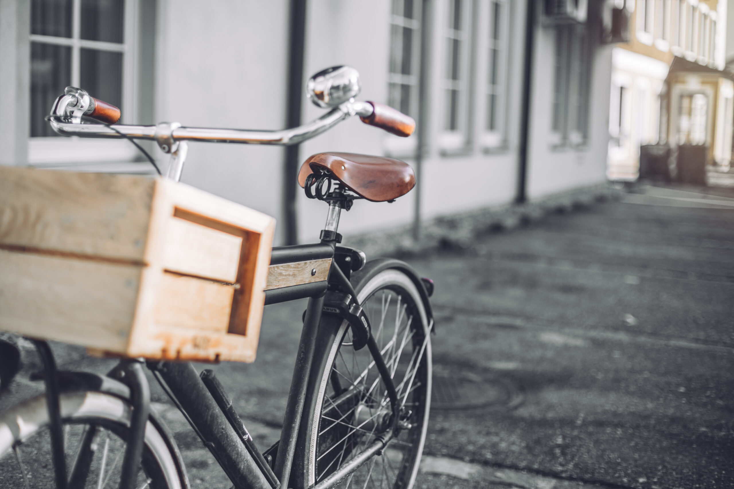Ein am Straßenrand geparktes Fahrrad